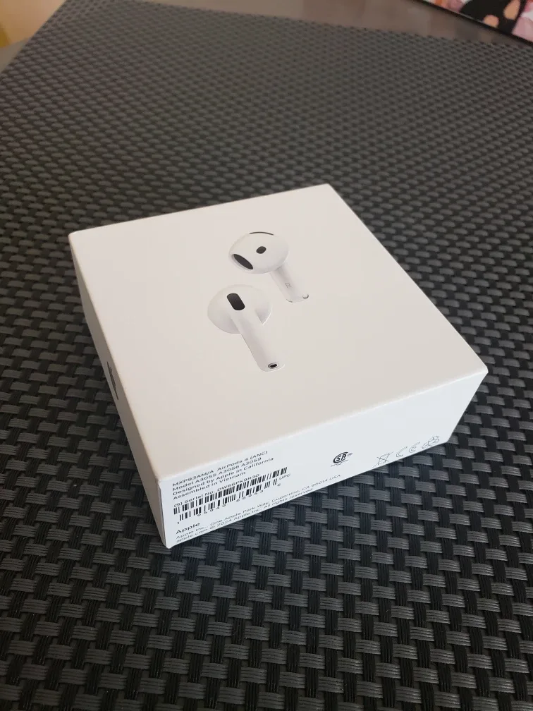 New Apple AirPods 4 with Active Noise Cancellation image indicator(3)