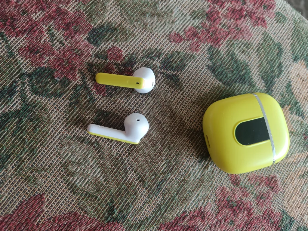 Yellow Wireless Earbuds image indicator(3)
