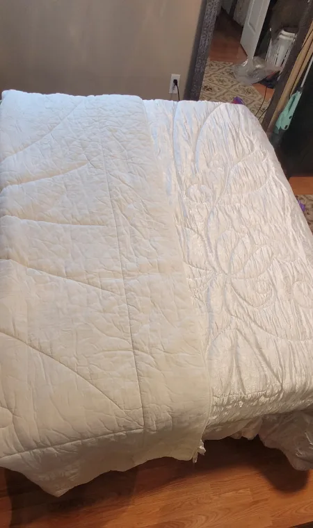 White Quilted Bedspread image indicator(5)