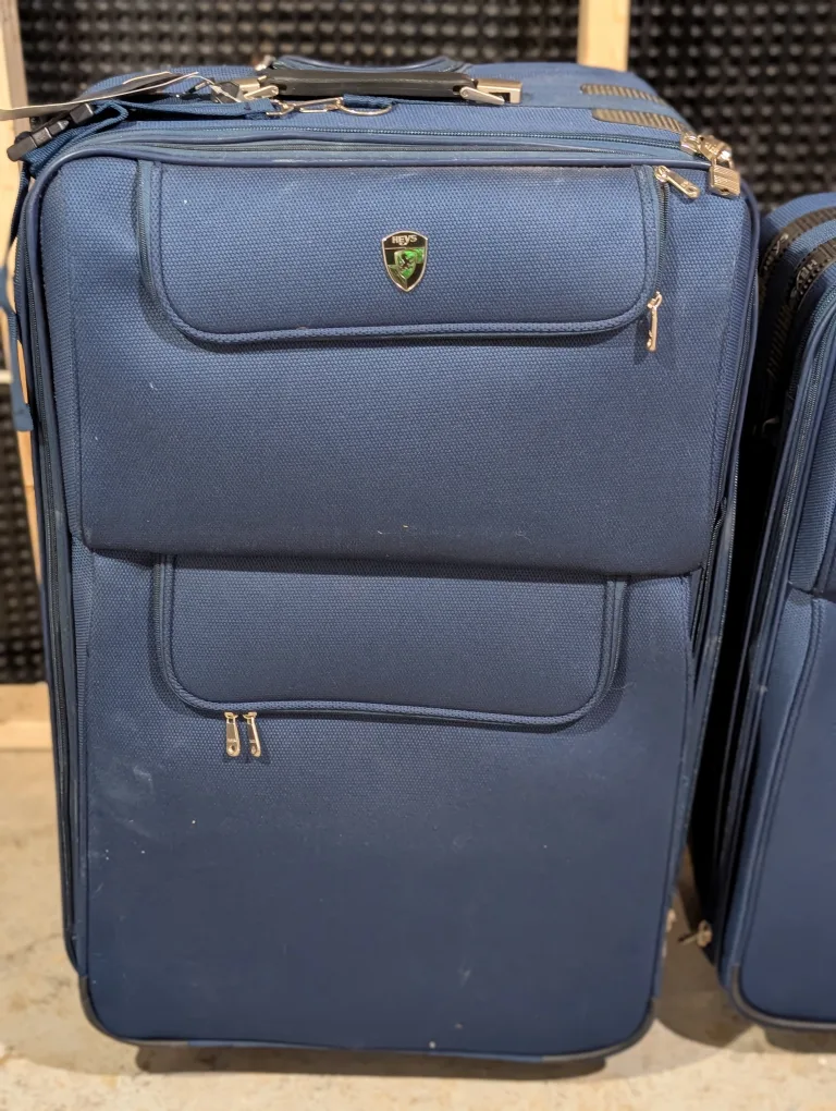 Heys Luggage set - like new! image indicator(2)