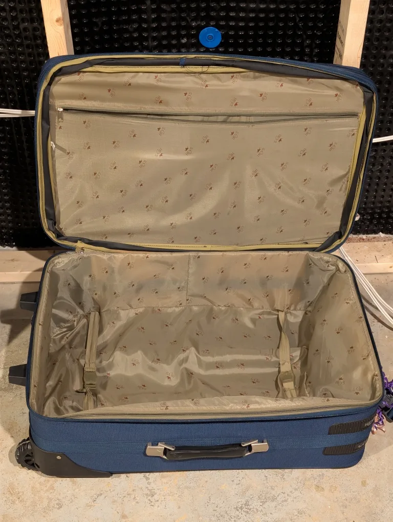 Heys Luggage set - like new! image indicator(6)
