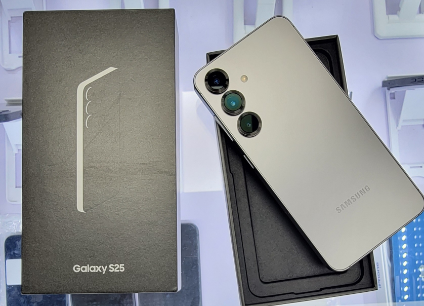 Brand New Open Box Samsung S25 - 128GB - Silver Shadow!