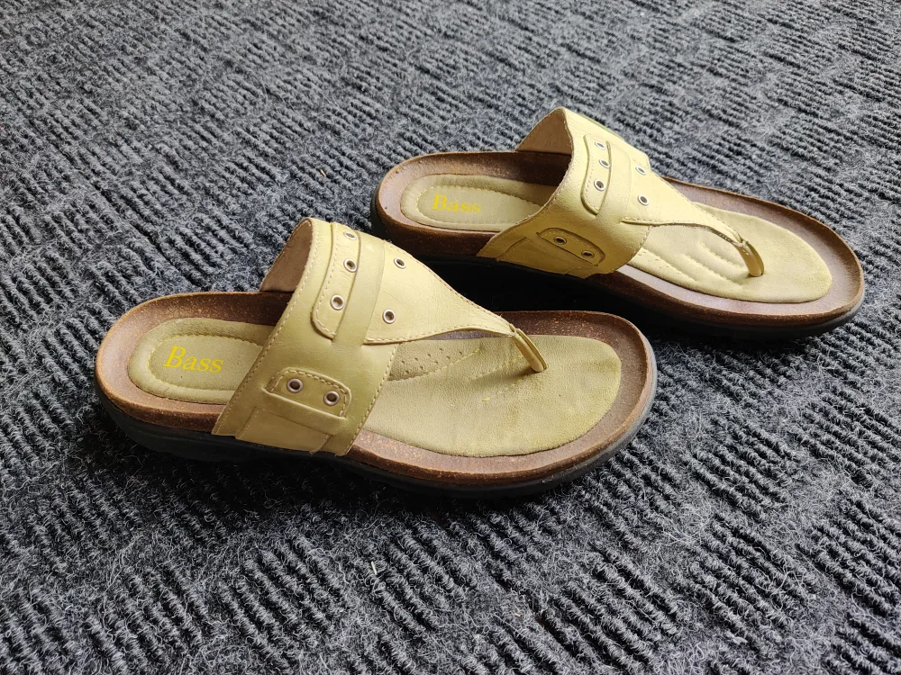Bass Womens Crest Leather Thong Sandals Flip Flops - Size 7M thumbnail