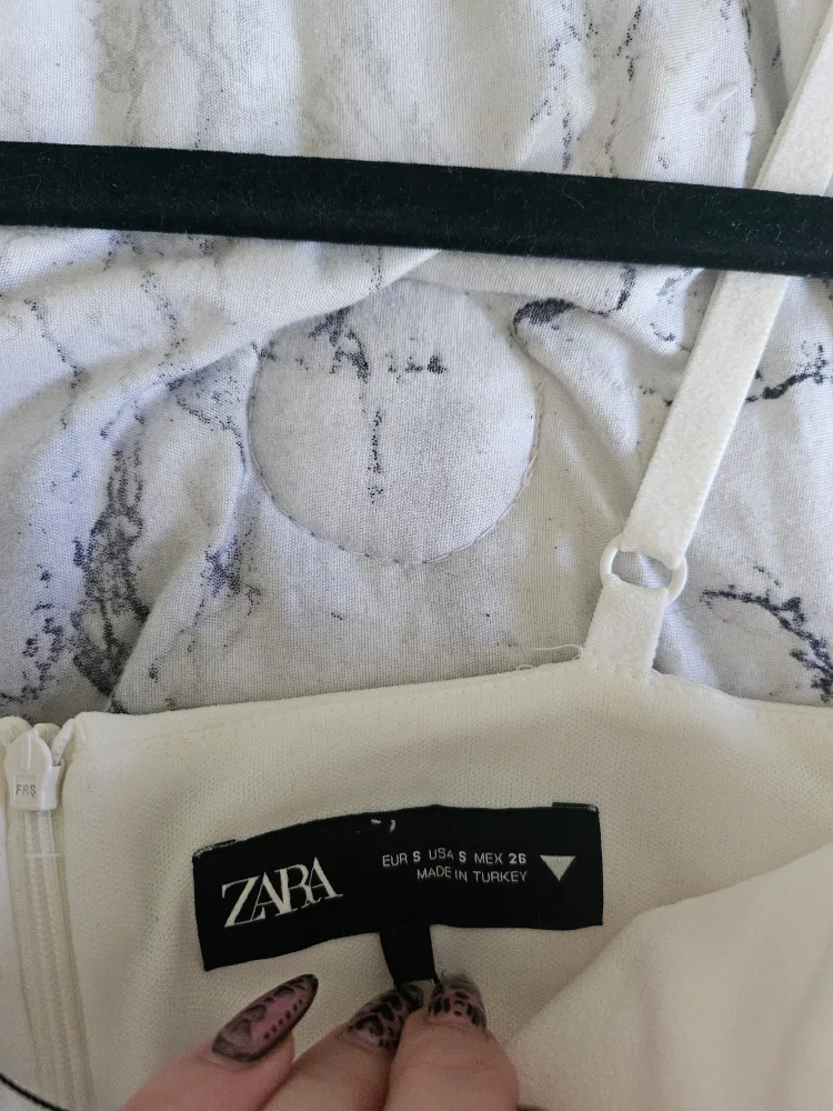 Zara White Bodycon Dress image indicator(3)