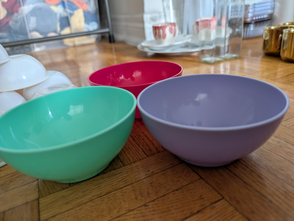 Variety of kitchen bowls and cups - photo 4