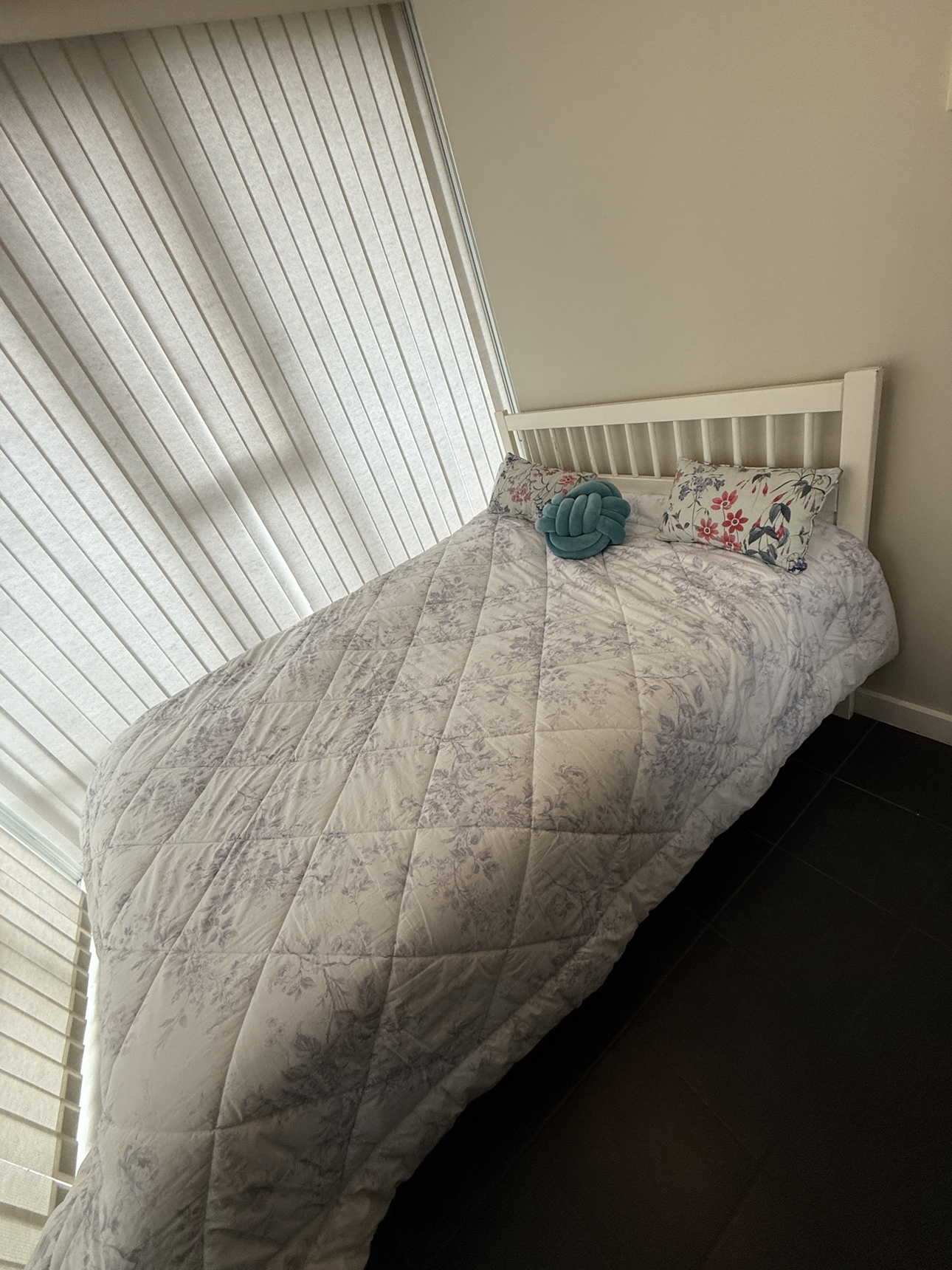 Full bed ikea frame & mattress pick up today 100$ - photo 2