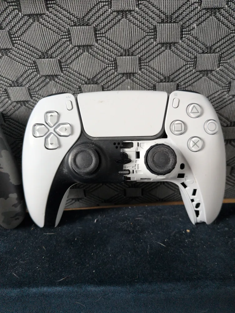 PlayStation 5 (PS5) DualSense Controllers image indicator(4)