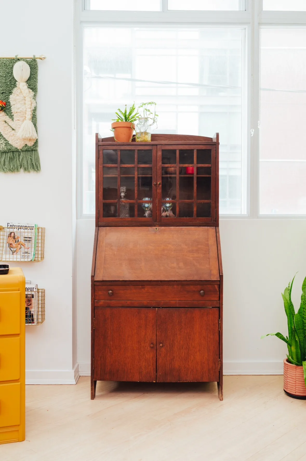 [DELIVERY INCLUDED] Tip-Down Lockable Bar Cabinet image indicator(3)