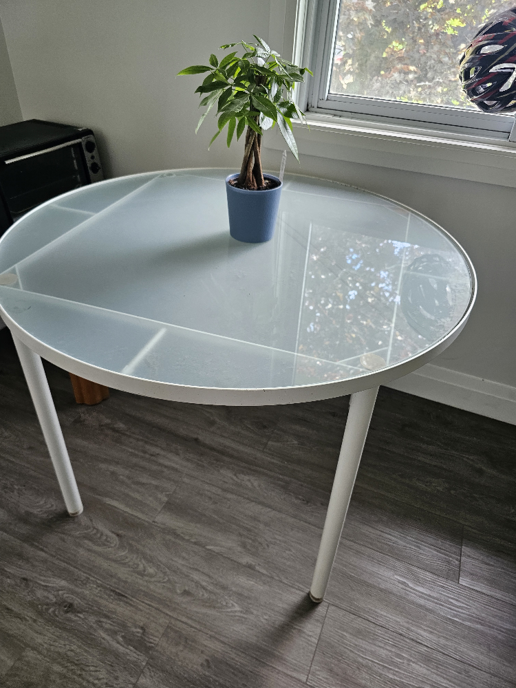 White Round Table - photo 3