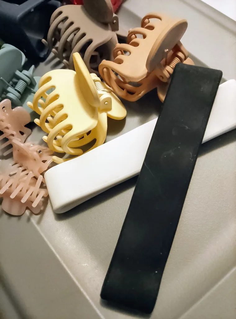 #freecycle Assorted Hair Claw Clips - Bundle image indicator(2)