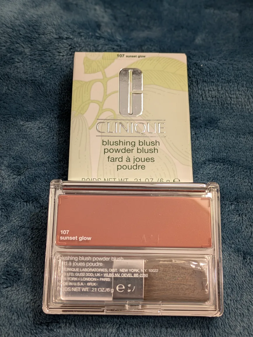 Clinique Blushing Blush Powder Blush thumbnail