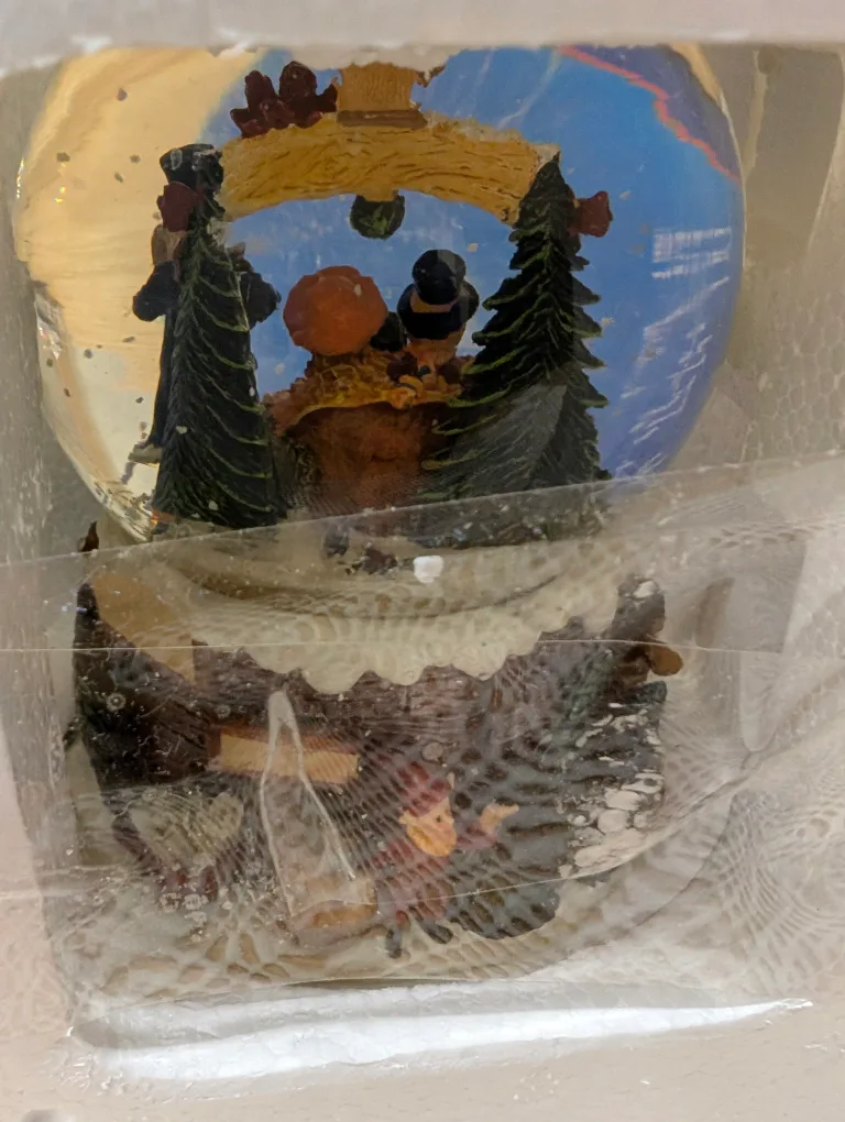 Musical Christmas Snow Globe Danson Decor image indicator(5)