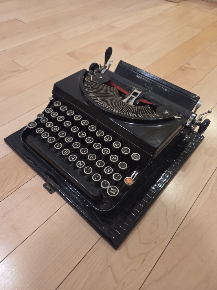 Vintage Remington Typewriter with Case - photo 2