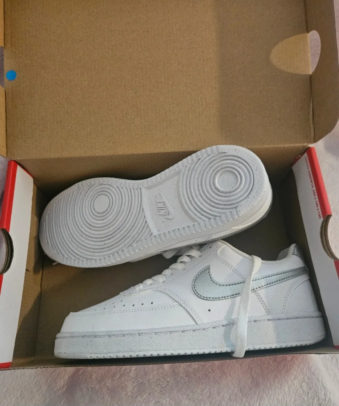 women's size 6 Nike shoes image indicator(2)