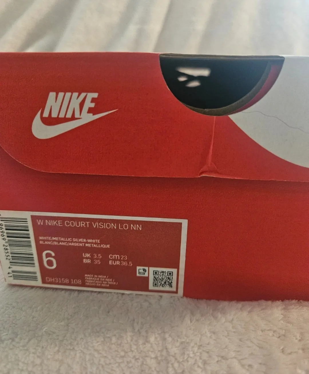 women's size 6 Nike shoes image indicator(4)
