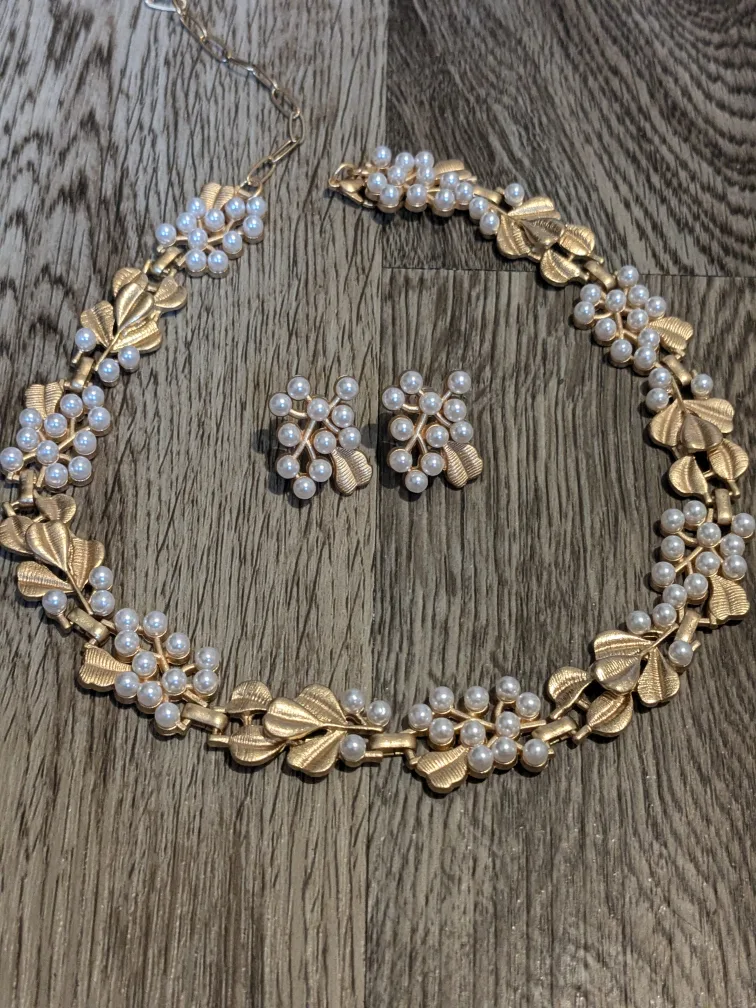Vintage Gold Necklace and Earring Set thumbnail