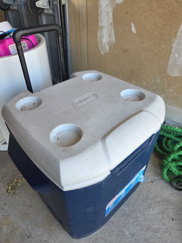 Coleman 45 Quart Wheeled Cooler image indicator(3)