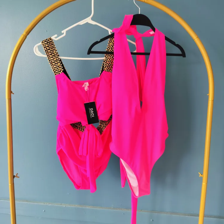 Swimsuit Bundle image indicator(2)