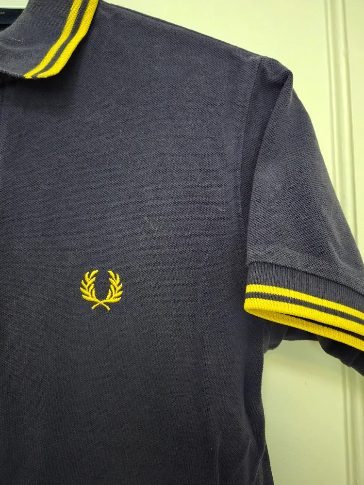 Fred Perry Polo Shirt - Size S image indicator(2)