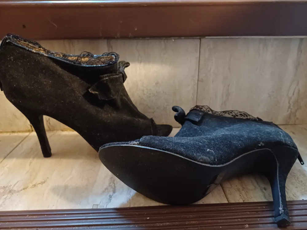 FREE shoes: Vintage Black Heels image indicator(2)