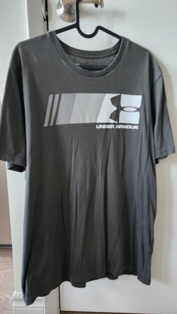 Men's Under Armour T-Shirt - Size Large thumbnail