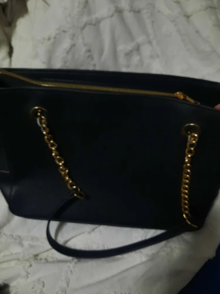 🇨🇦 Black quilted tote bag with gold chain straps #freecycle image indicator(4)