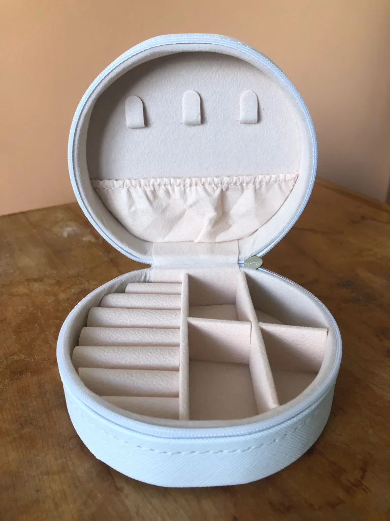Round White Jewellery Case thumbnail