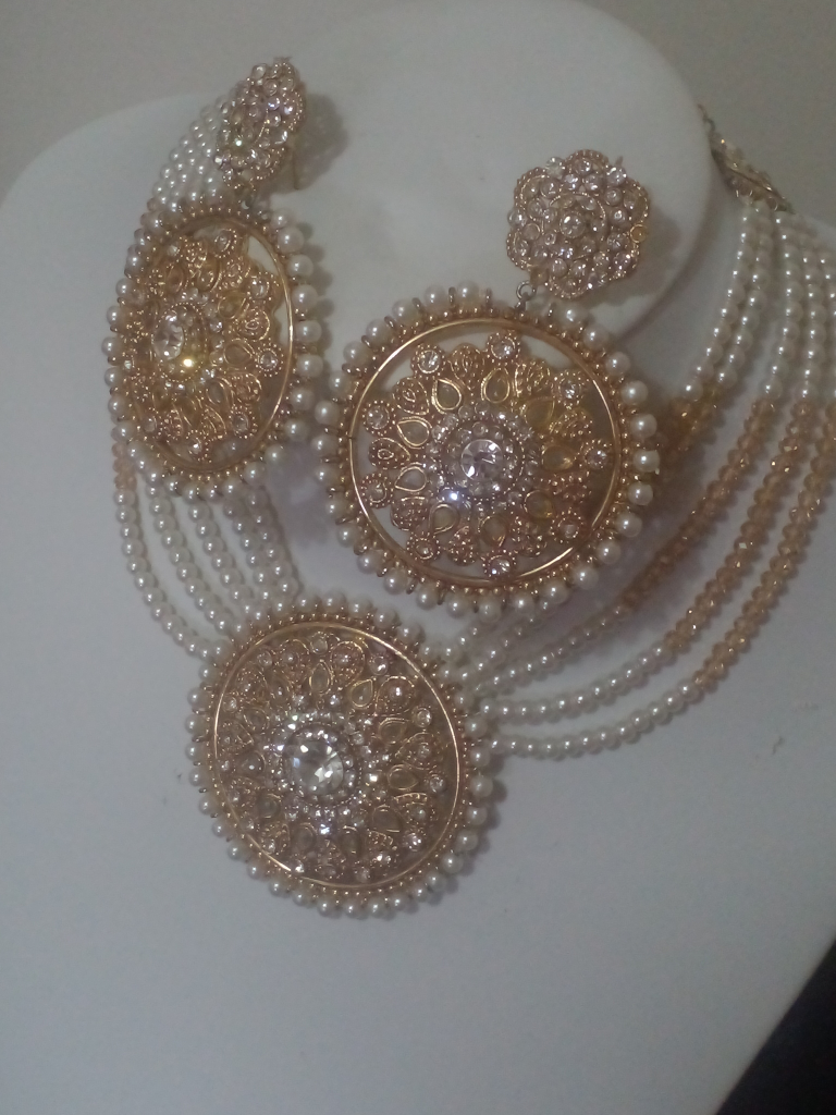 Gorgeous Pearl and Crystal Jewellery Set - photo 2