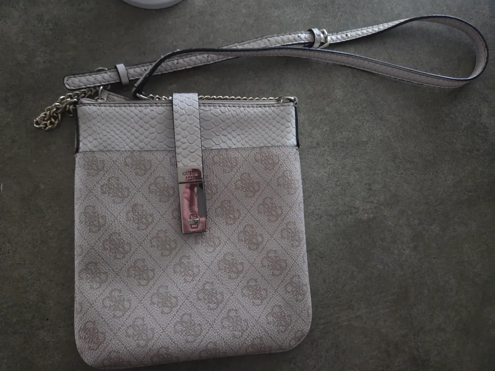 Guess Crossbody Bag thumbnail