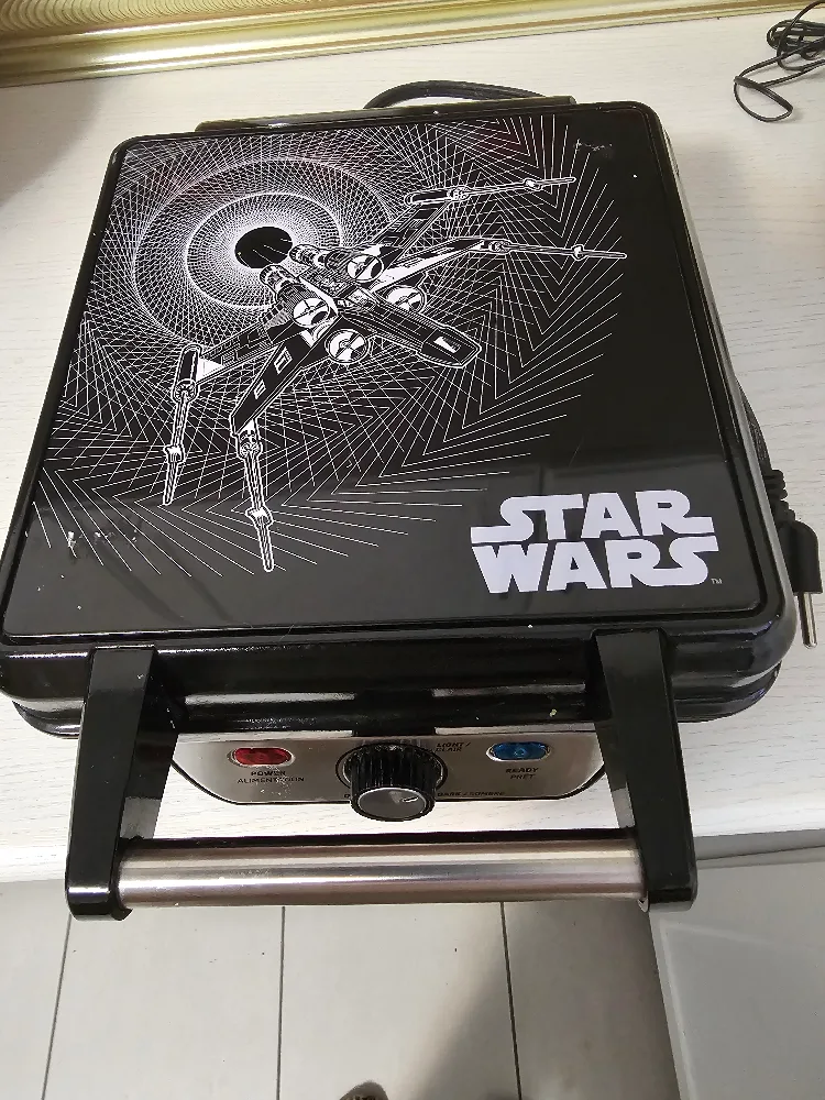 STAR WARS WAFFLE MAKER IN EXCELLENT CONDITION image indicator(3)
