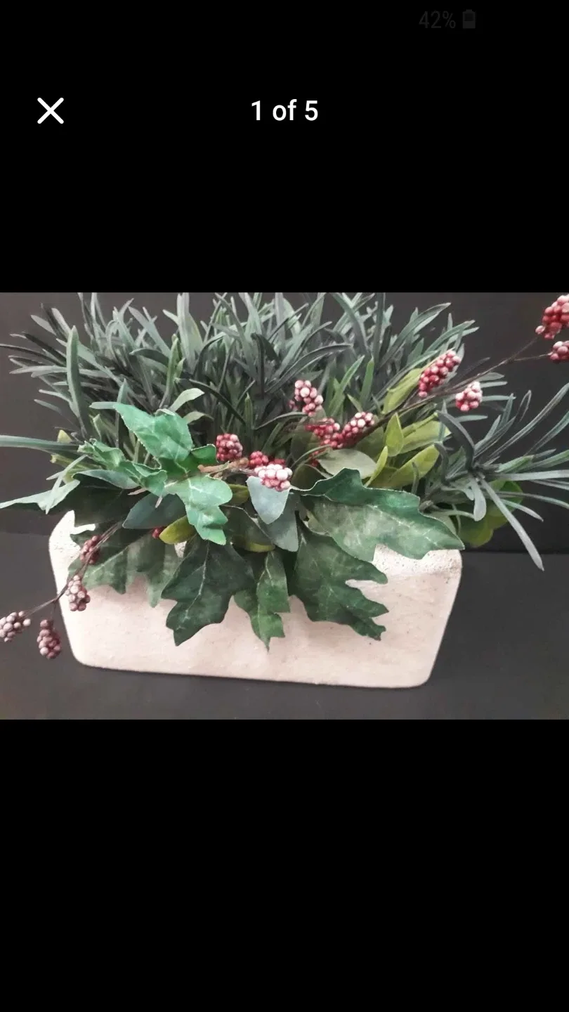 Artificial Berry Plant Decor in Ceramic Base thumbnail
