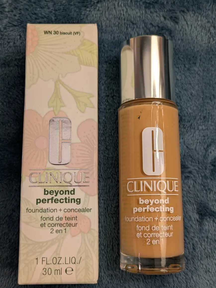 Clinique Beyond Perfecting Foundation + Concealer thumbnail