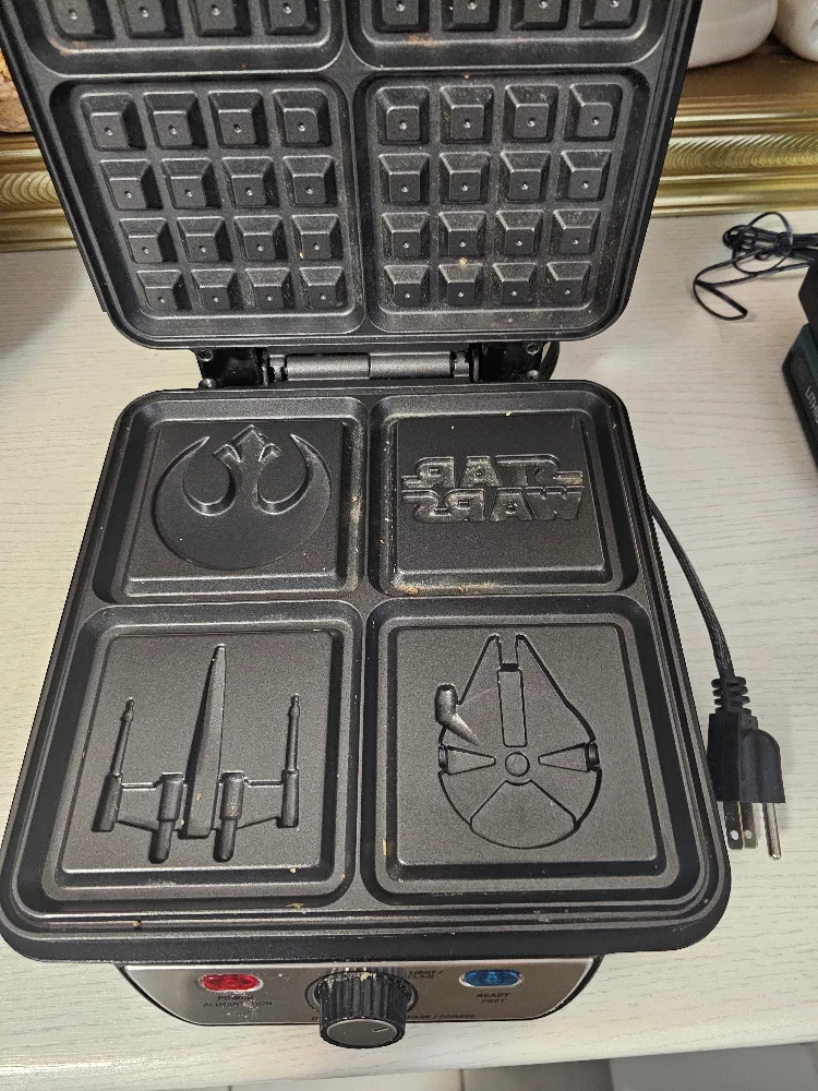 STAR WARS WAFFLE MAKER IN EXCELLENT CONDITION image indicator(2)