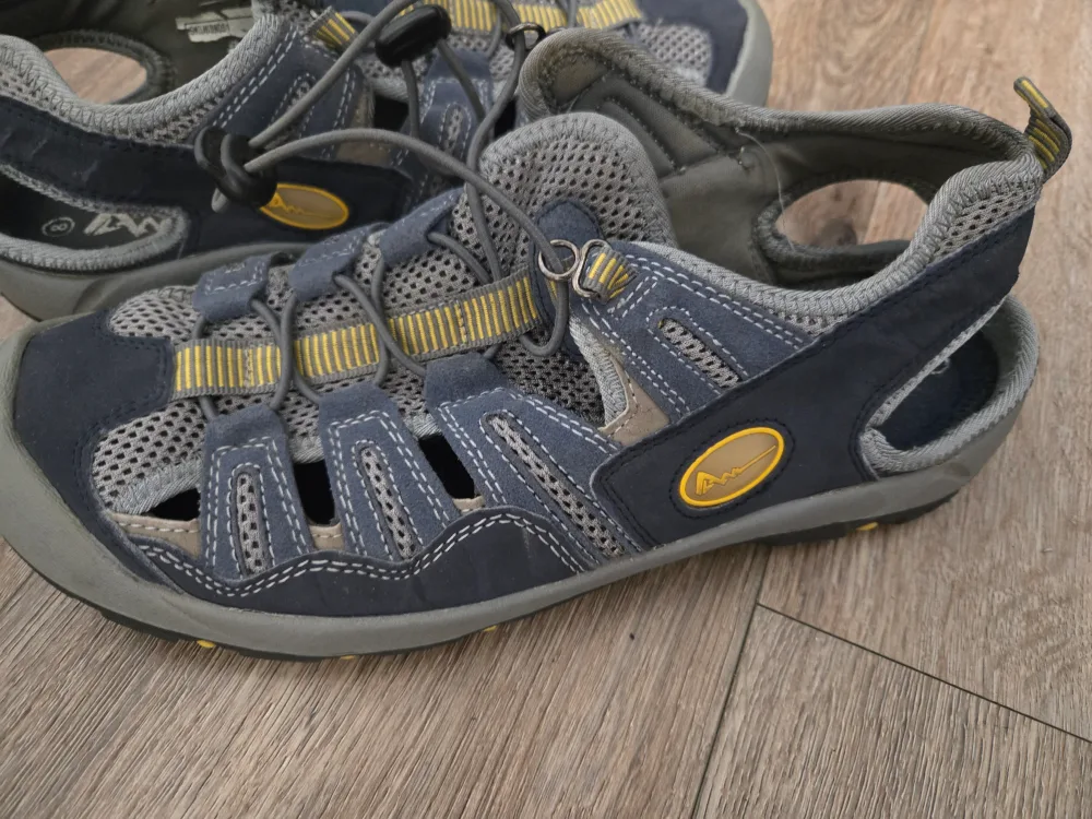 Mountain Ridge Water Shoes size 8 image indicator(2)