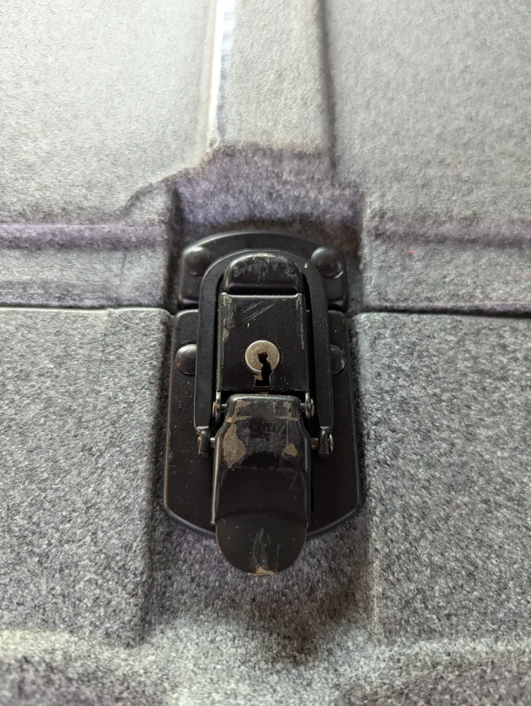 GREAT CONDITION *NO KEYS* hard shell golf club Case image indicator(8)