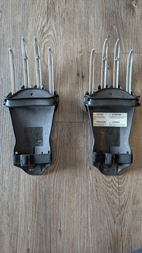 Like NEW - 2 Black Panther Extendable & Retractable Slash Claws image indicator(3)