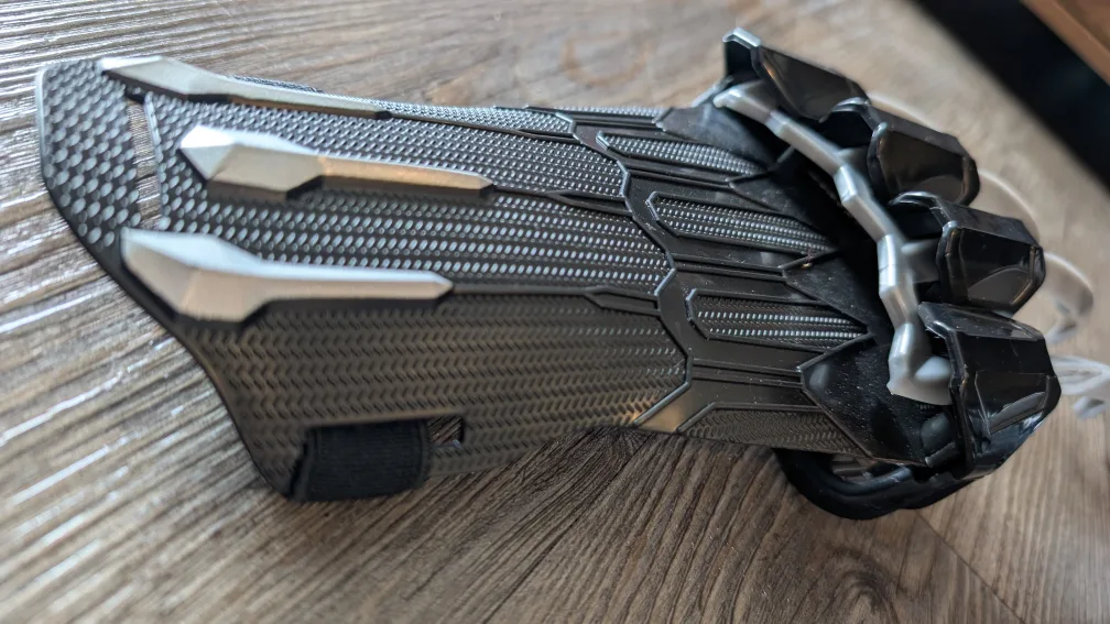 Like NEW - 2 Black Panther Extendable & Retractable Slash Claws image indicator(4)