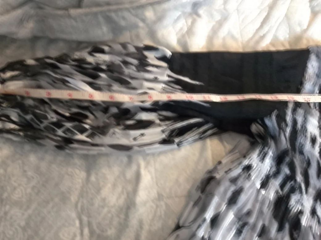 Black and White Patterned Top #freecycle 🥕🌟 image indicator(6)