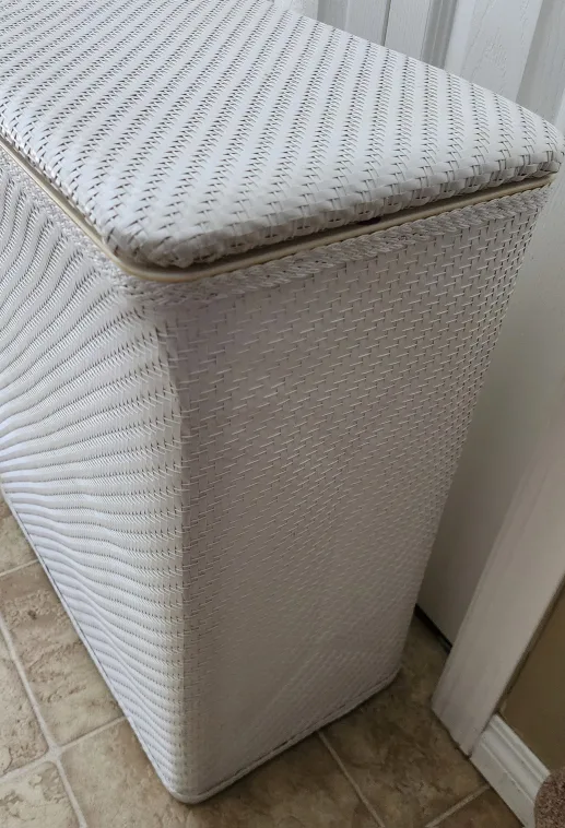 White Wicker Laundry Hamper image indicator(3)