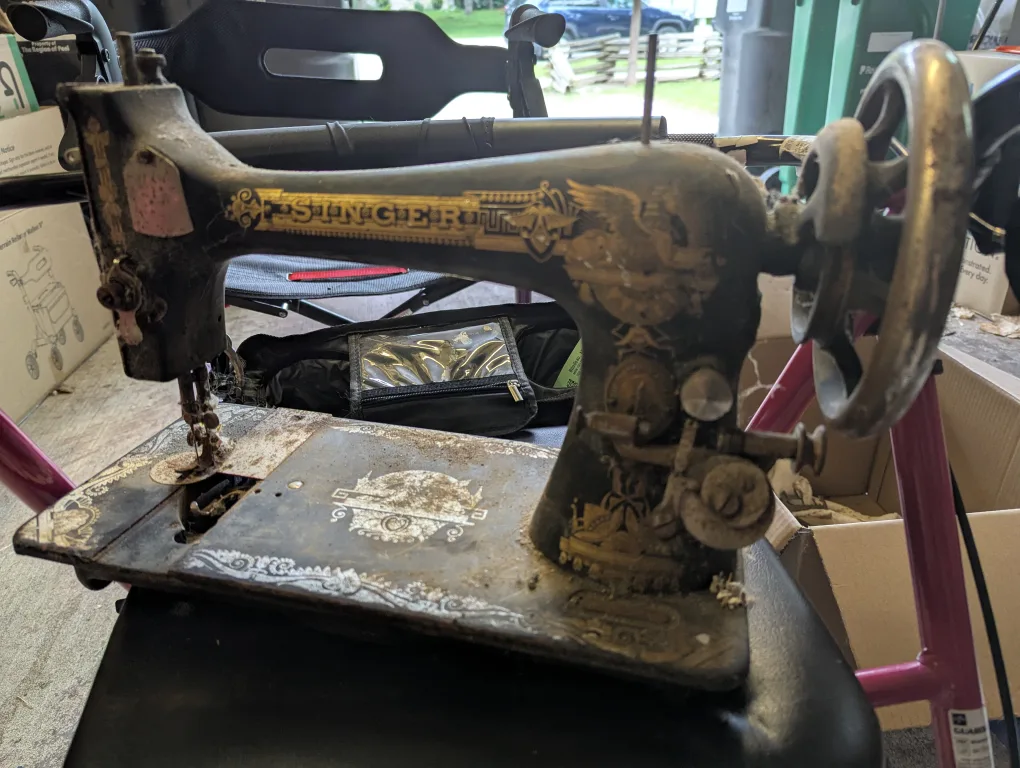Vintage Singer Sewing Machine thumbnail