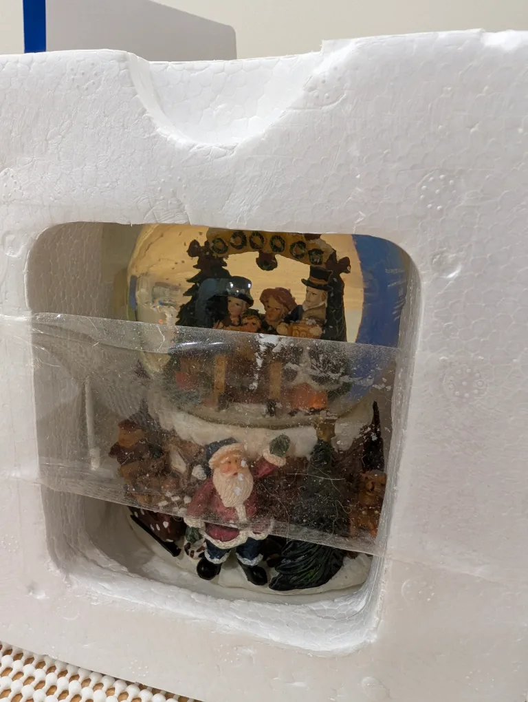 Musical Christmas Snow Globe Danson Decor image indicator(3)