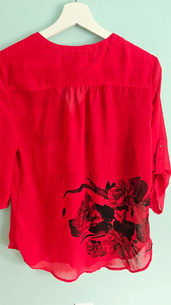 Le Chateau Red Floral Blouse image indicator(2)