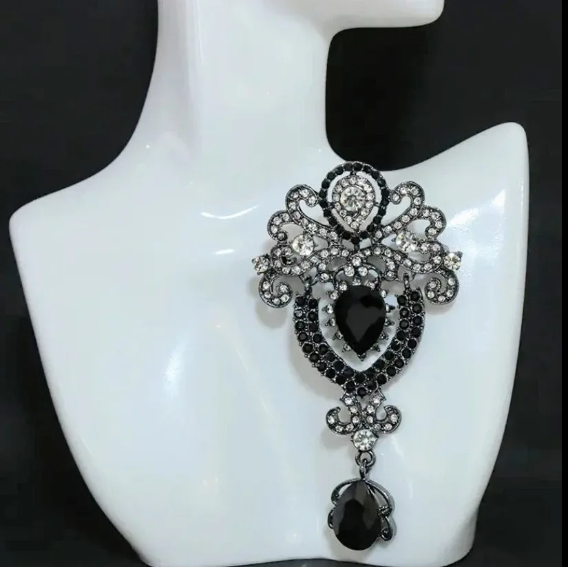 Vintage-inspired Black Dangle Brooch image indicator(2)