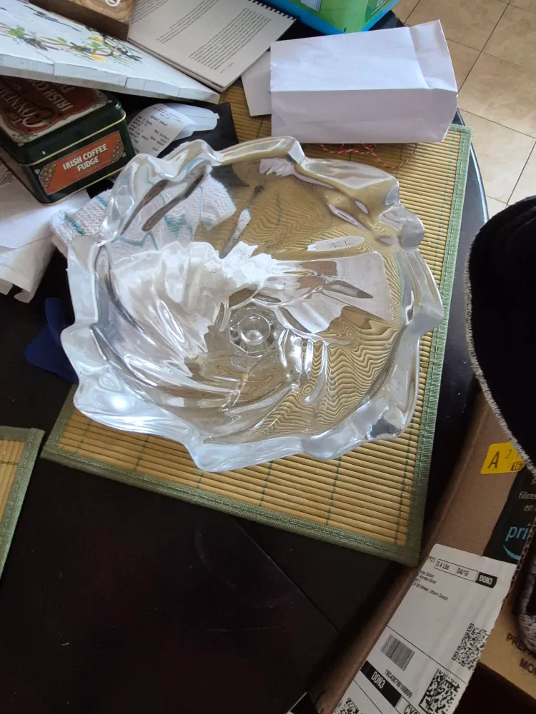 Elegant Clear Glass Pedestal Bowl image indicator(2)