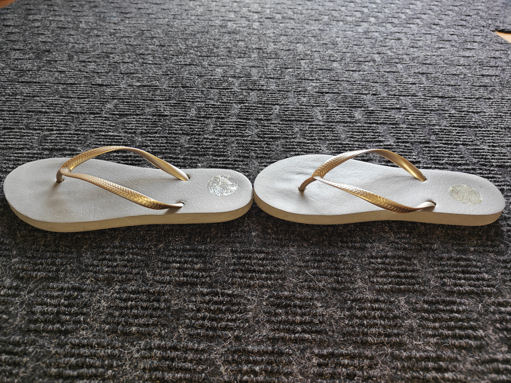 Women Flip Flops Sandals / Slippers - Size 8 - photo 5