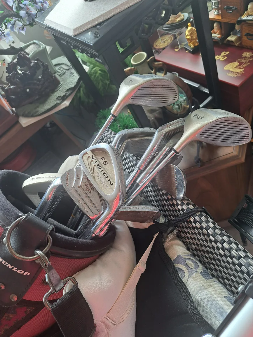 Dunlop Golf Bag with Golf Clubs and Cart image indicator(2)