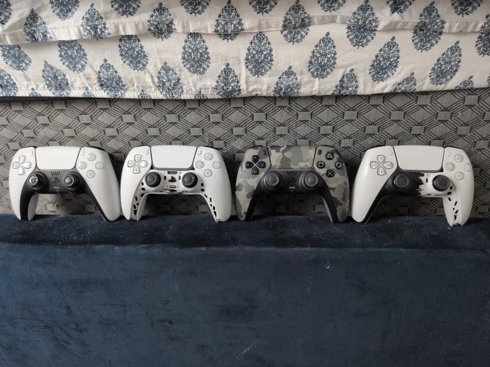 PlayStation 5 (PS5) DualSense Controllers image indicator(5)