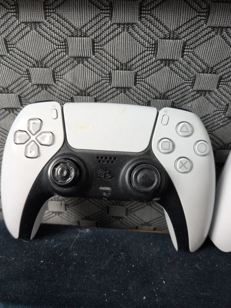 PlayStation 5 (PS5) DualSense Controllers image indicator(2)