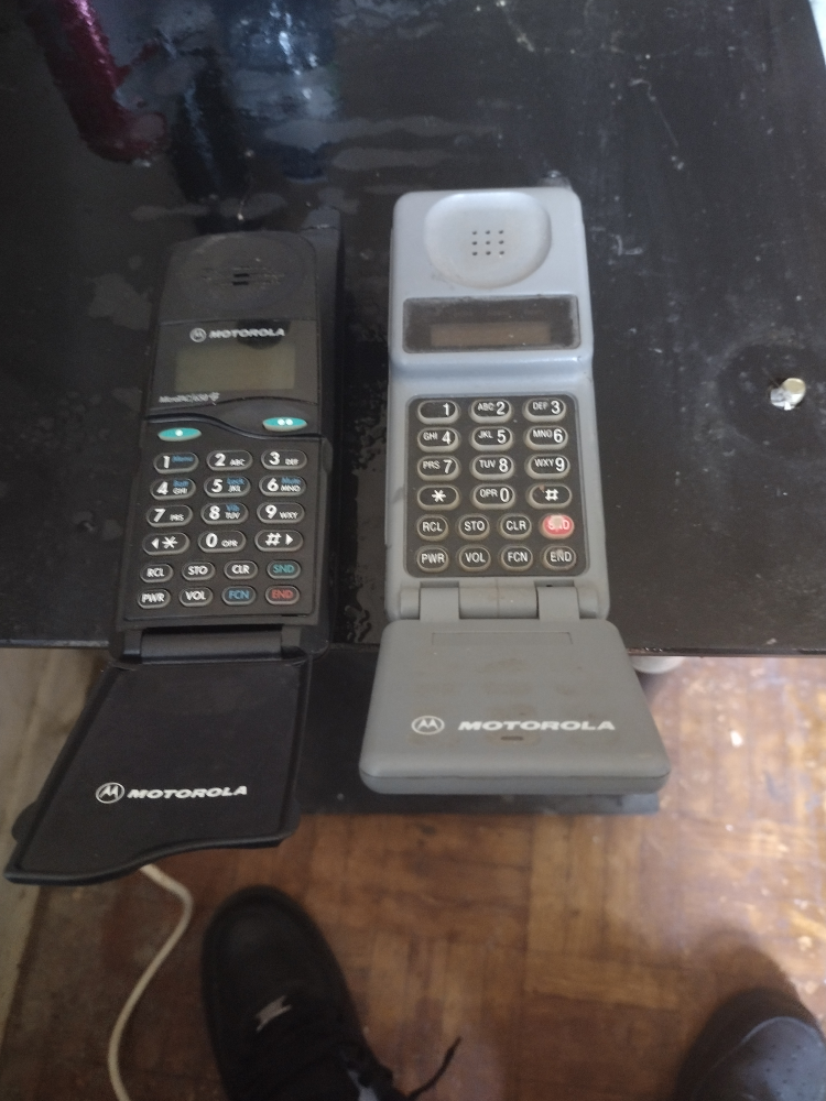 Vintage Motorola Flip Phones - photo 2