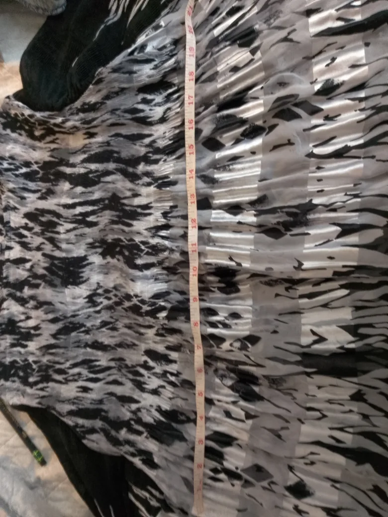 Black and White Patterned Top #freecycle 🥕🌟 image indicator(2)